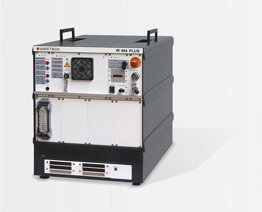 W 484 SHV PLUS tester, here equipped with 1 HV test point module (HAN 46 EE output connector, centre) as well as 2 LV test point modules (output connector according to DIN 41612, type C, bottom)