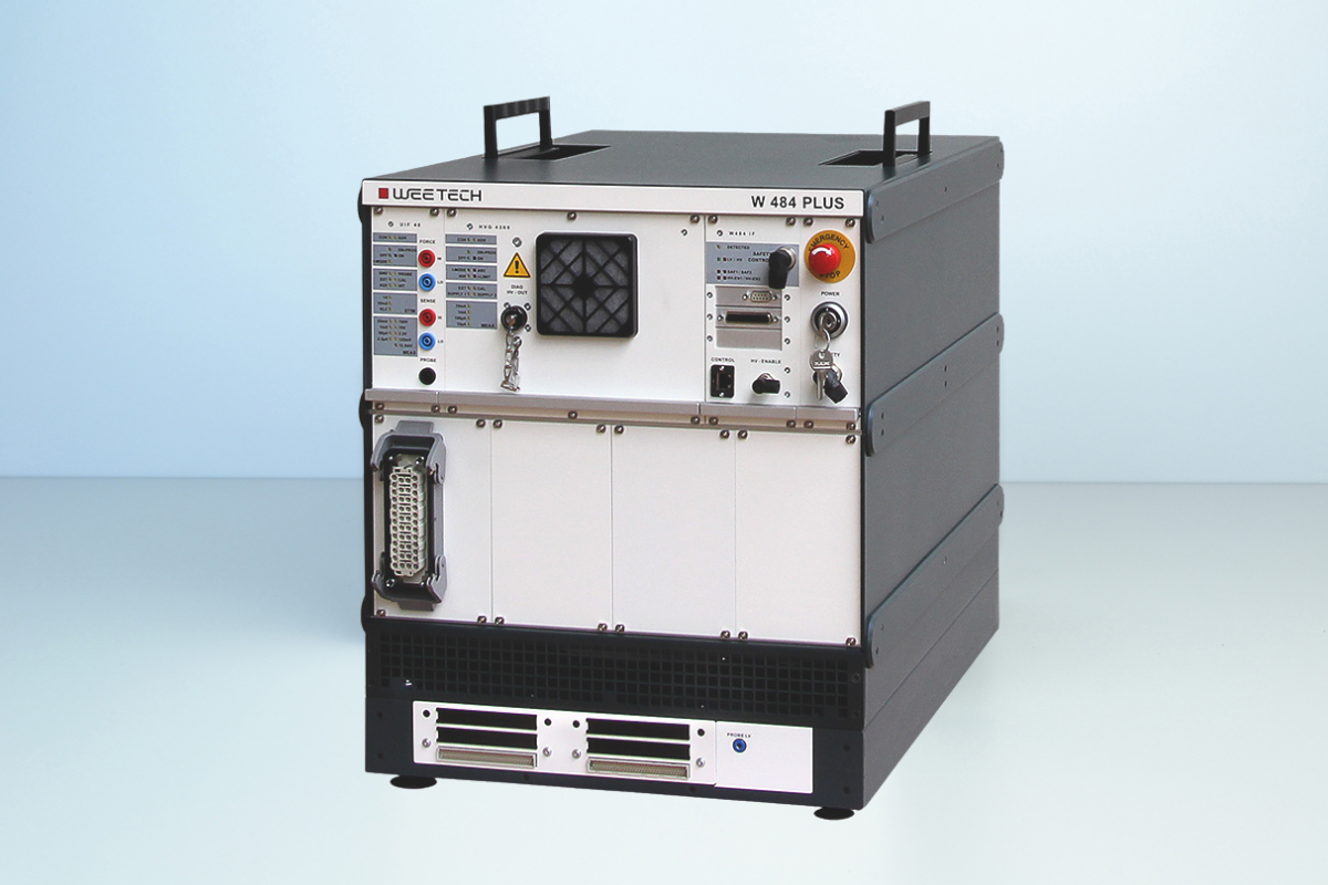 W 484 PLUS tester, here equipped with 1 HV test point module (HAN 46 EE output connector, centre) as well as 2 LV test point modules (output connector according to DIN 41612, type C, bottom)